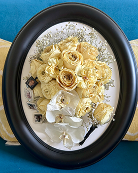 Oval black frame with yellow roses